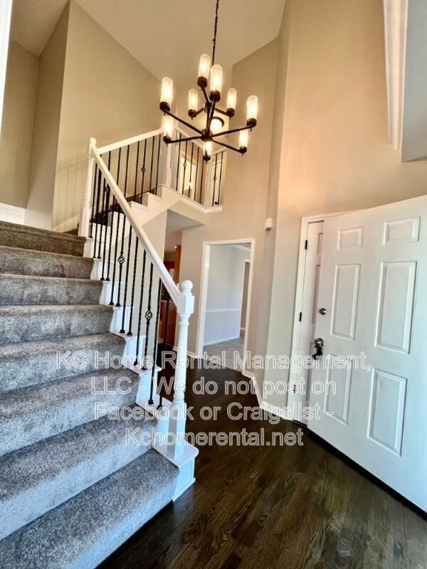 Building Photo - 1109 E Sleepy Hollow Dr