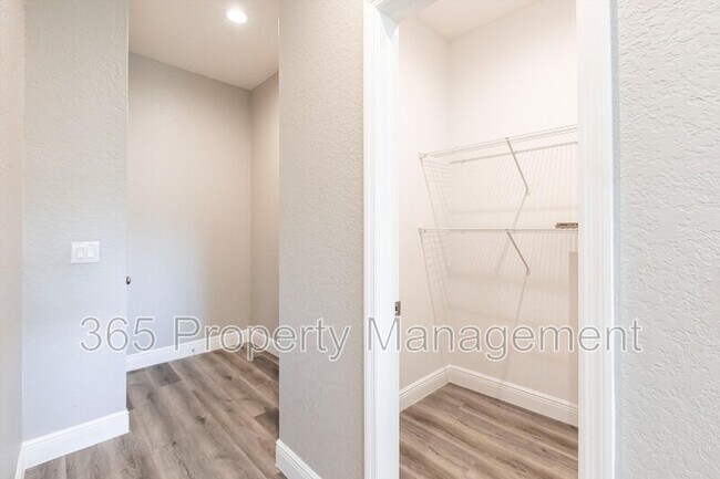 Building Photo - 5534 Fairlane Dr