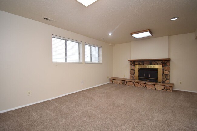 Building Photo - Bright 3 Bed in North Salt Lake – Near Parks, Trails, Shopping & Dining!!