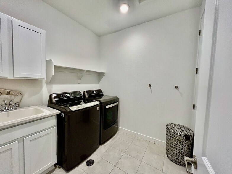 Building Photo - 821 Wildrose Pl