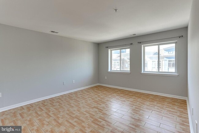 Building Photo - 31 Lambourne Rd