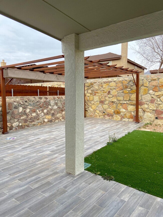 Building Photo - 1470 Senda Del Sol Ln