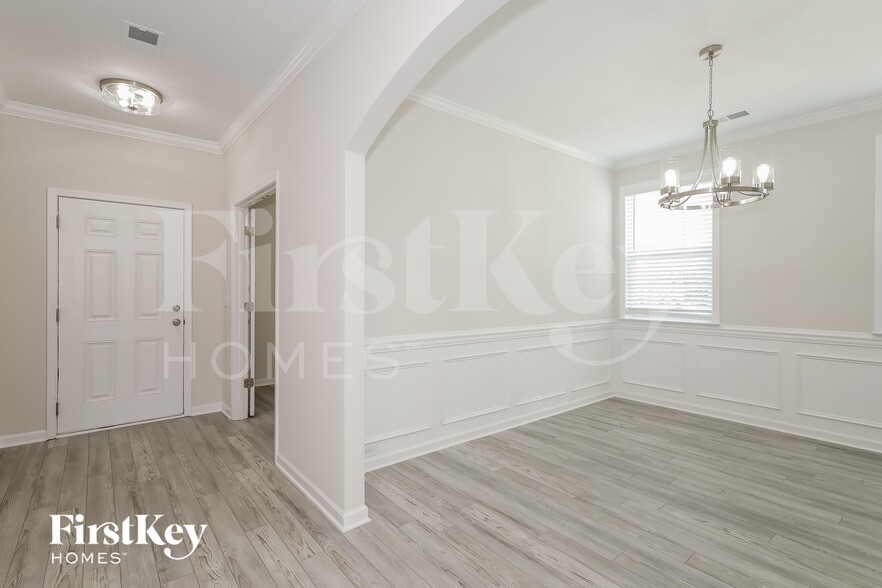 Building Photo - 2641 Kinmere Dr