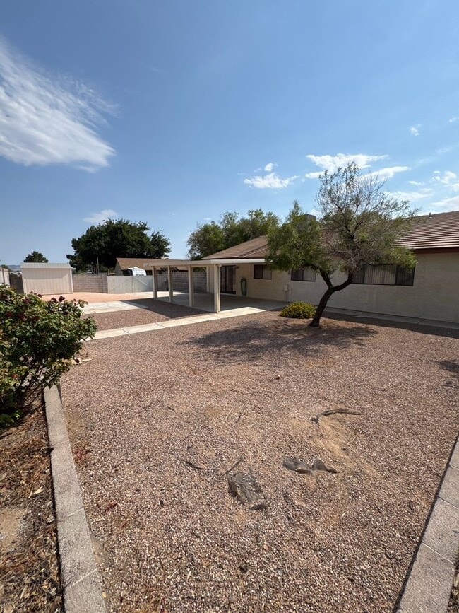 Building Photo - 4 bed, 2 bath, 2 car garage . Boulder City RV parking