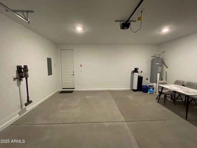 Building Photo - 4073 E Amoroso Dr