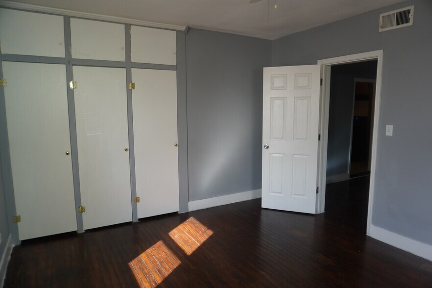 Building Photo - 3033 Hamilton Ave