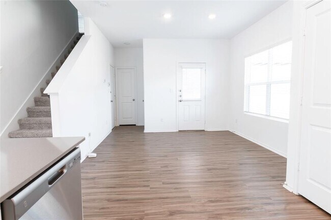 Building Photo - 913 Legends Ln