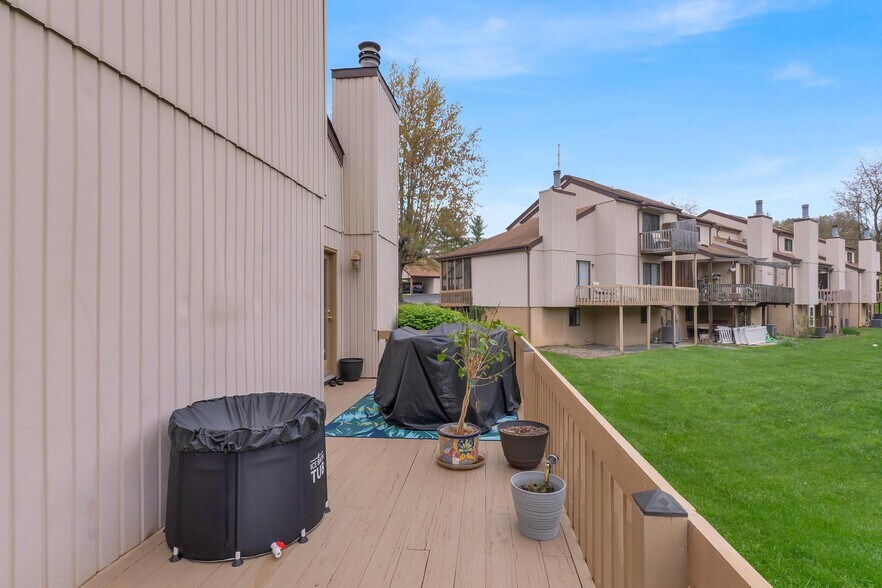 Building Photo - 1060 Pebble Dr