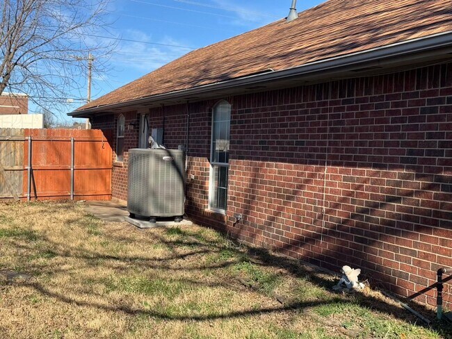 Building Photo - Comfortable Home in Moore