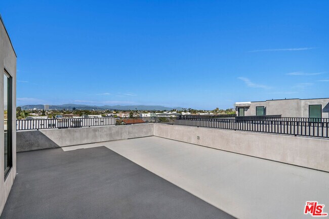 Building Photo - 2204 1/2 Carmona Ave