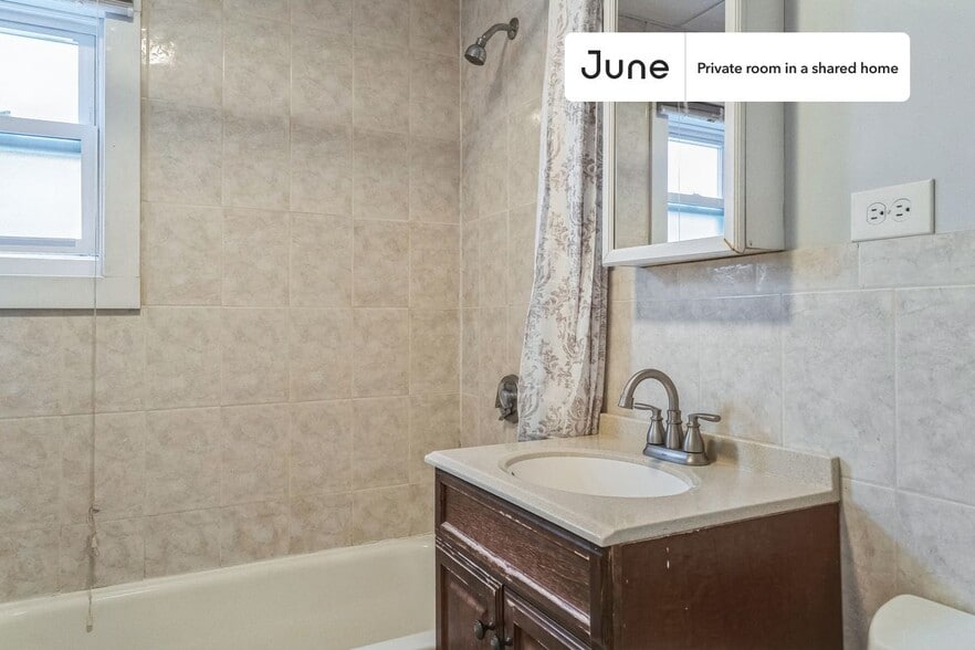 Building Photo - Room in Shared 5 bed/3 bath home