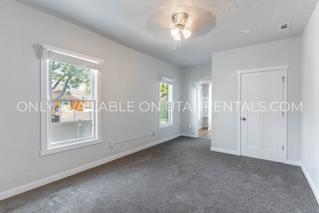 Building Photo - 231 400 N