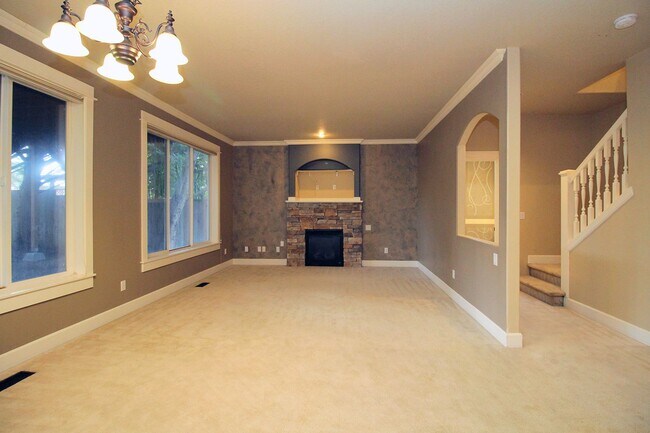 Building Photo - Alluring 4 Bedroom, 2.5 Bathroom Modern ho...