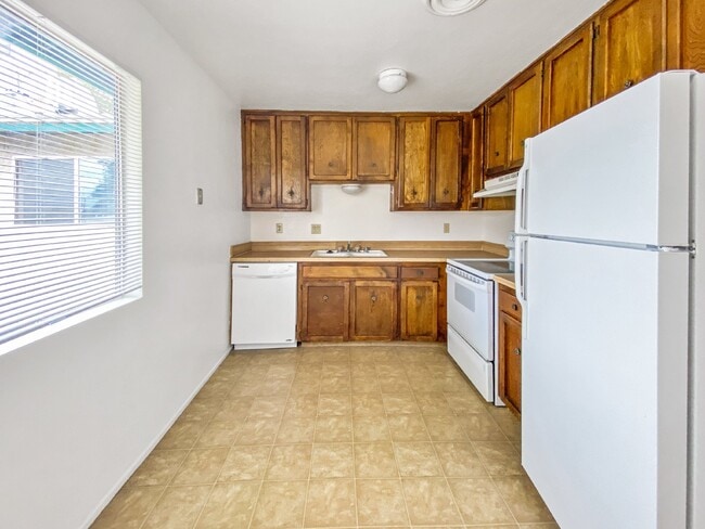 Building Photo - 213 N Alvord St