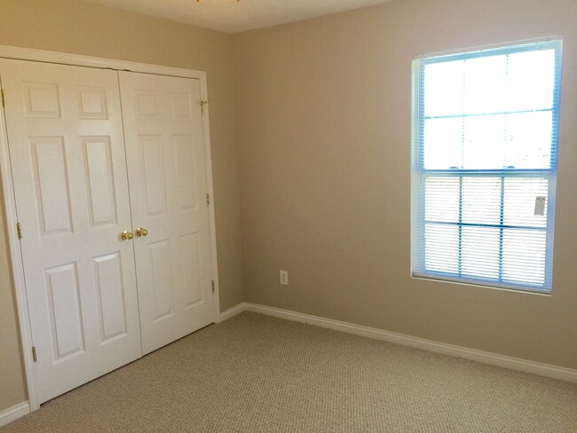 Building Photo - Beautiful Home in Quiet Cul-De-Sac Shelbyville! Basement!