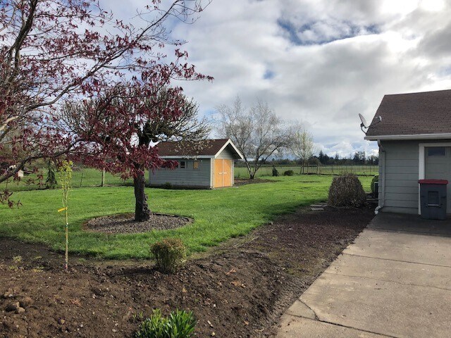 Building Photo - Newly Renovated 3 bed, 1.5 bath on Acreage...
