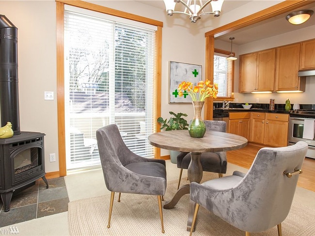Building Photo - Nice Spacious Bainbridge Condo in heart of downtonw