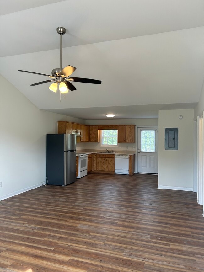 Building Photo - 63 Farm View Cir