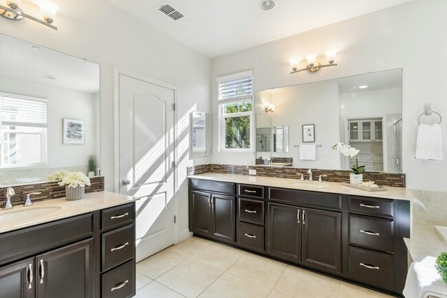 Building Photo - 3069 Vittoria Loop