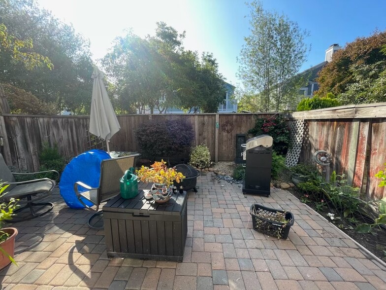 Building Photo - 127 Shepardson Ln