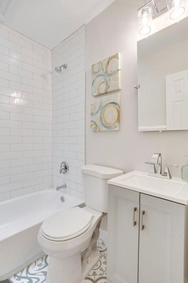 Building Photo - Sunny 2-Bedroom + Den  in SW Waterfront! - Parking included