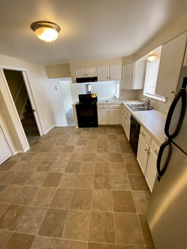 Building Photo - Don't miss out on this 5 bed 2.5 bath hous...