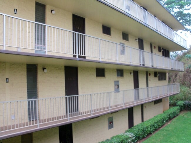 Building Photo - 3 bedroom 2 bath condo in Ridgecrest in  Waikalani comes with 2 parking