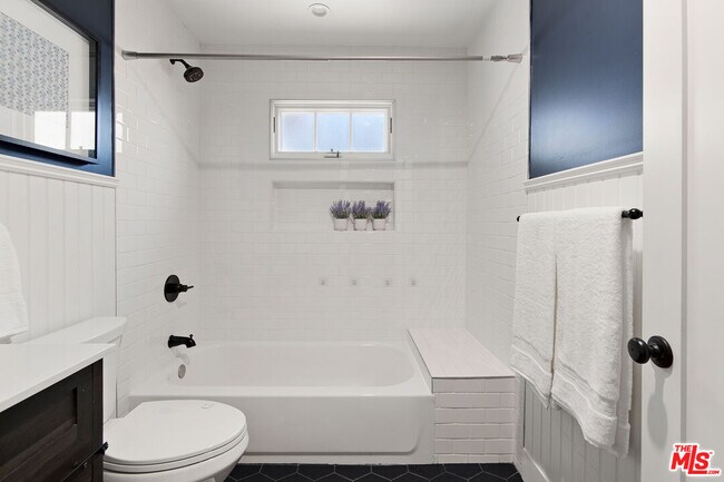 Building Photo - 222 N St Andrews Pl