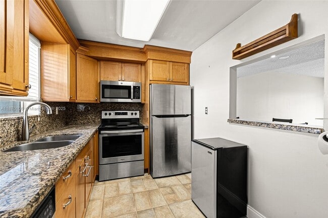 Building Photo - 9365 Fontainebleau Blvd
