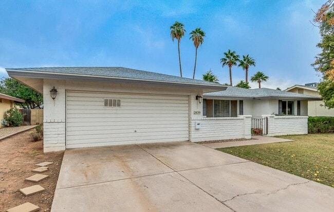 Building Photo - 2439 E Del Rio Dr