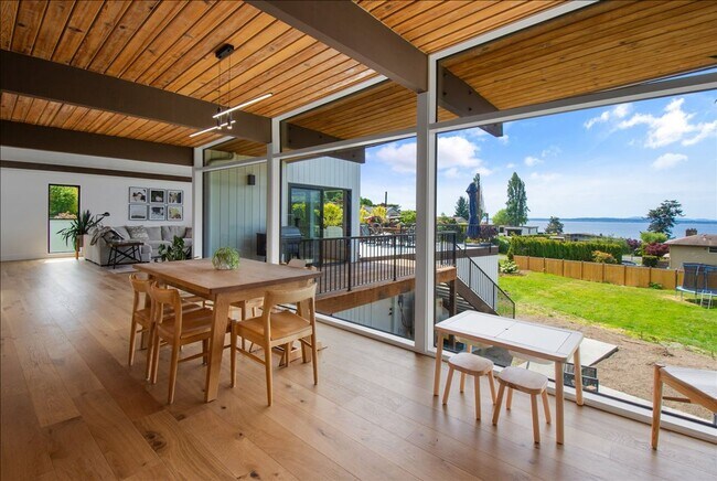 Building Photo - 4Bd/3.25Ba Shoreline House