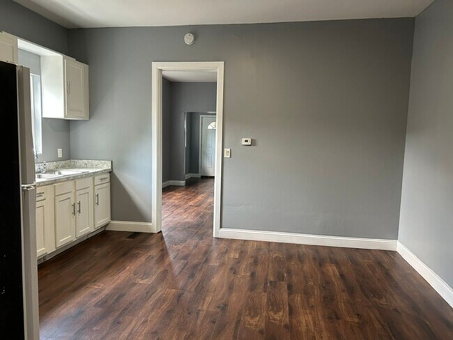 Building Photo - 925 Xenia Ave