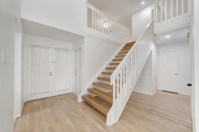 Building Photo - 42 N Timber Top Dr