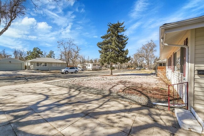 Building Photo - 5635 E Nebraska Way