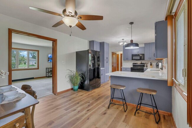 Building Photo - 3695 Montclair Dr