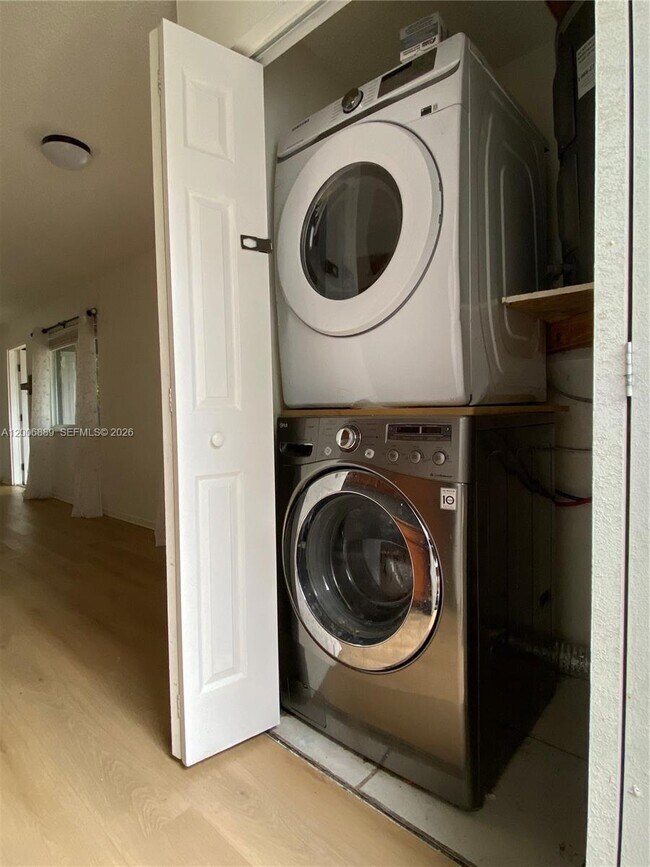 Building Photo - 6132 SW 39th St