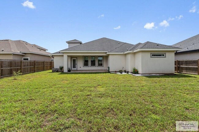 Building Photo - 26 N Queen Palm