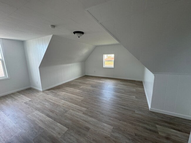 Building Photo - Large Home in Newport!