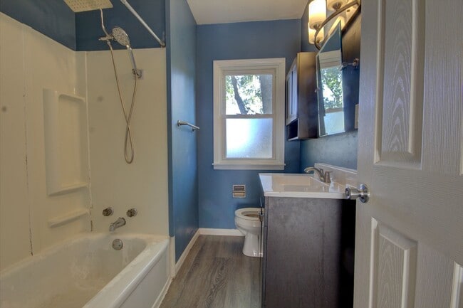 Building Photo - 2 Bed Bettendorf Home
