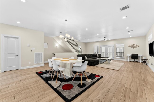 Building Photo - 3045 Clinton Dr