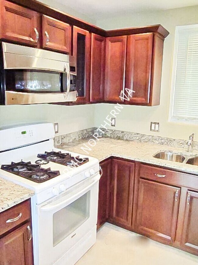 Building Photo - 3553 Martha Custis Dr