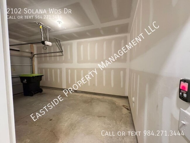 Building Photo - 2102 Solana Wds Dr
