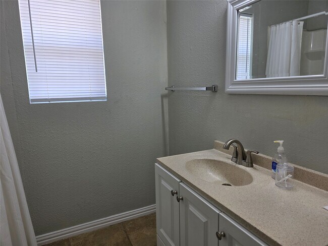 Building Photo - 1500 Oleander Dr