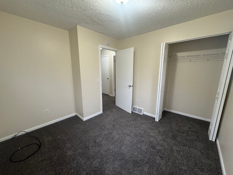 Building Photo - 1325 Vermont Pl NE