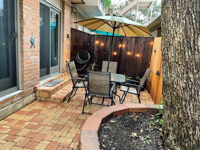 Building Photo - 452 N Post Oak Ln