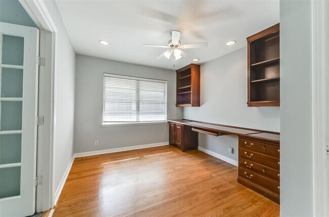 Building Photo - 2030 Cheshire Ln