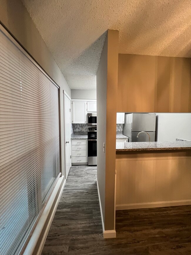 Building Photo - 813 Red Bird Ln