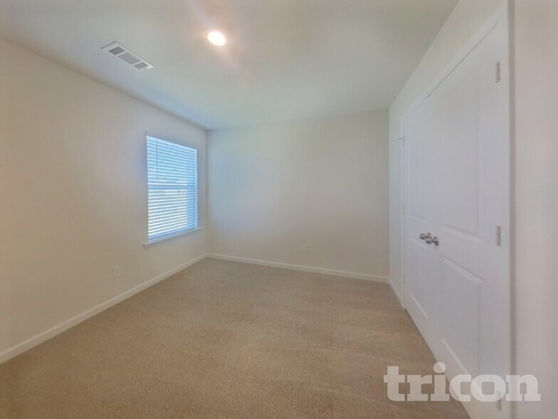 Building Photo - 823 Athens Ln