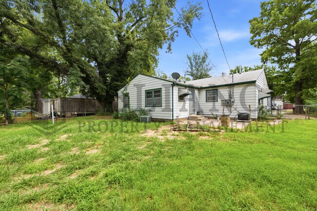 Building Photo - 1620 E Selma St