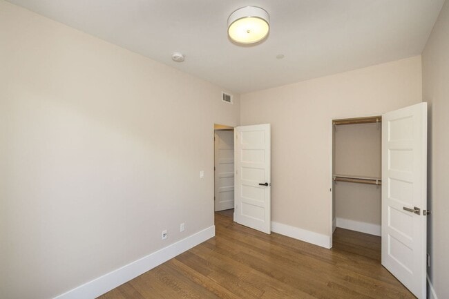 Building Photo - 13 Year "Young" 3 Bed, 3 Bath Contemporary Home- Steps to University Ave!